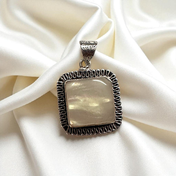 Natural Mother of Pearl Pendant – Elegant Women’s Necklace for Everyday & Special Occasions